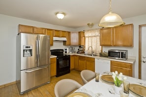 Fridge, microwave, oven, stovetop - Cozy 3-bedroom Duplex2 in beautiful Springfield with WiFi, central AC (Springfield)