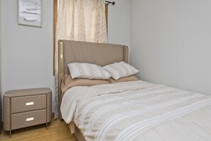 3 bedrooms, iron/ironing board, WiFi, bed sheets