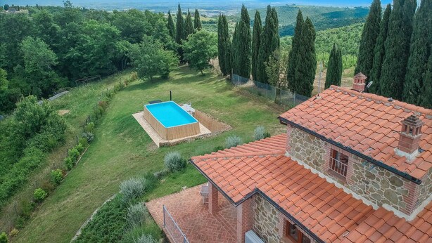 A villa with a swimming pool, stone walls, and a view of the countryside. - Private Villa with private pool, A/C, WIFI, TV, patio, panoramic view, close to Montepulciano (Scrofiano)