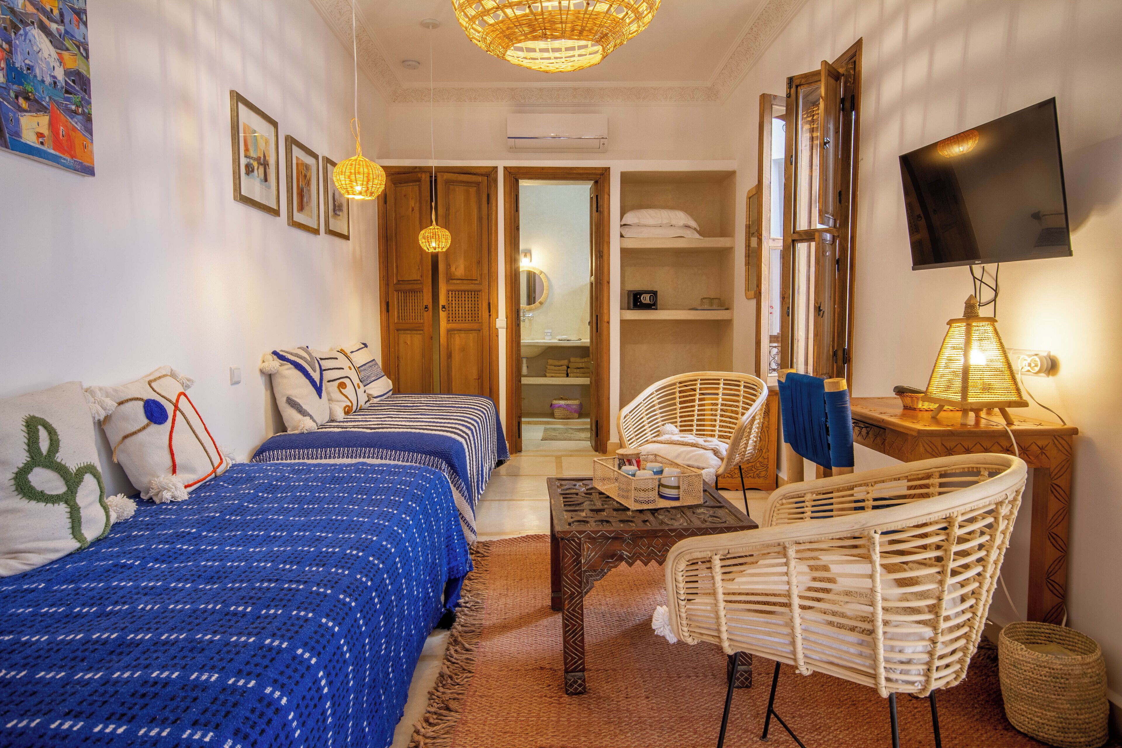 أغطية فراش متميزة وخزنة داخل الغرفة وبديكورات فريدة لكل غرفة ومكتب