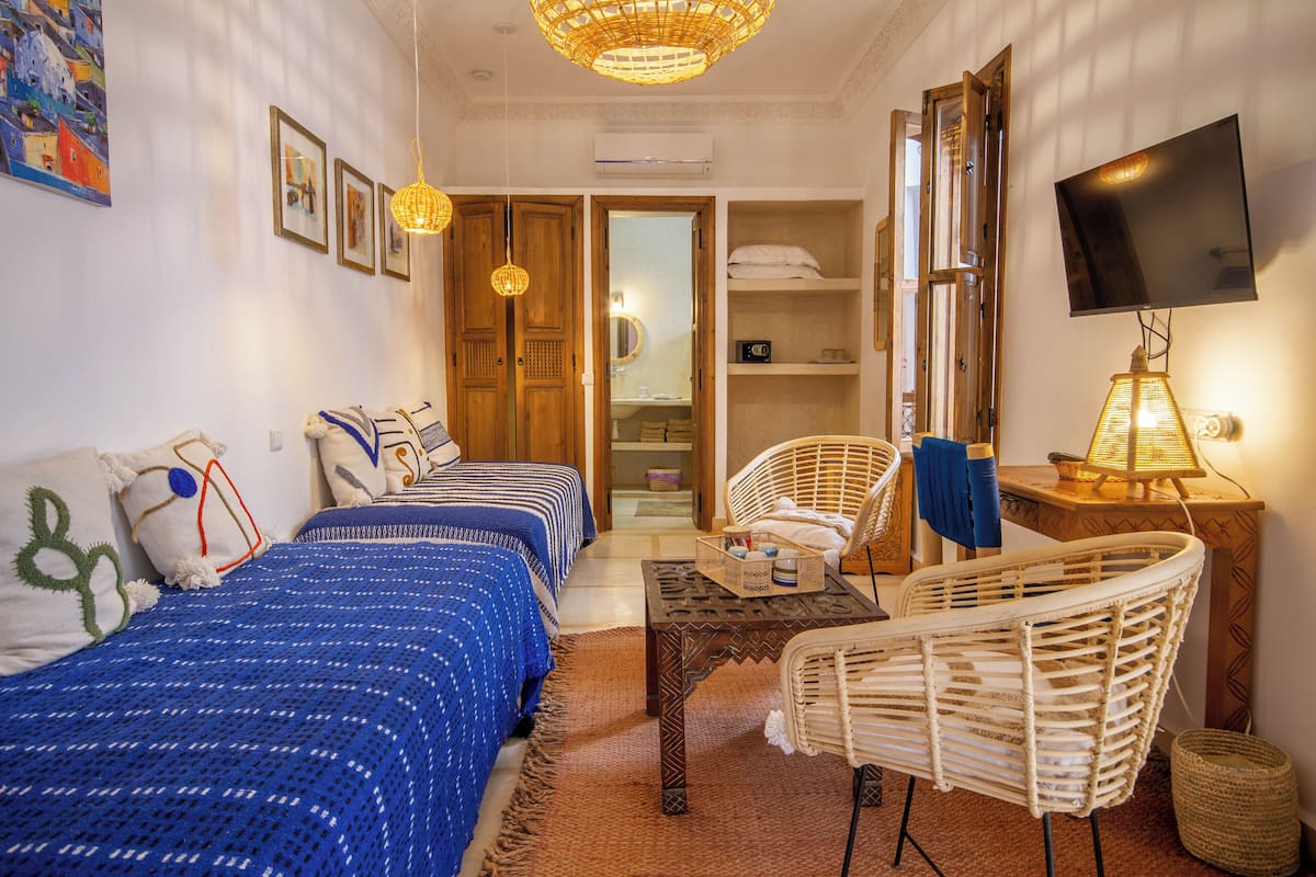 أغطية فراش متميزة وخزنة داخل الغرفة وبديكورات فريدة لكل غرفة ومكتب