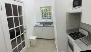 Fridge, microwave, oven, stovetop - Modern spacious accommodation 1 (Cedar Grove)