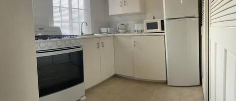 冰箱、微波炉、烤箱、炉灶