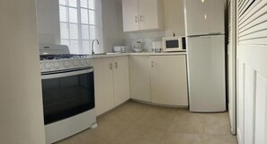 Fridge, microwave, oven, stovetop - Modern spacious accommodation 3 (Cedar Grove)