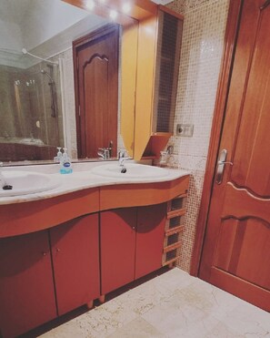 Dusche, Haartrockner, Bidet, Handtücher
