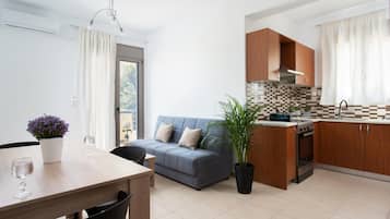 Comfort-suite - balkon - havudsigt | Opholdsområde | 28-tommers LED-tv med digitale kanaler