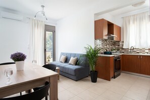 Comfort Suite, Balcony, Sea View | Living area