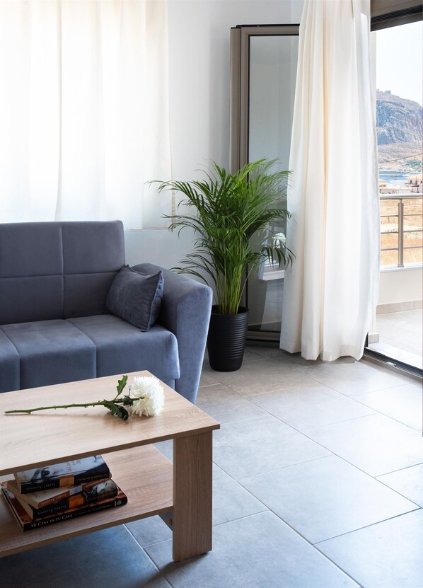 Comfort Suite, Balcony, Sea View | Living area