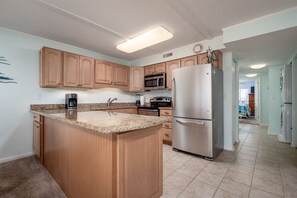 冷蔵庫、電子レンジ、オーブン、コンロ