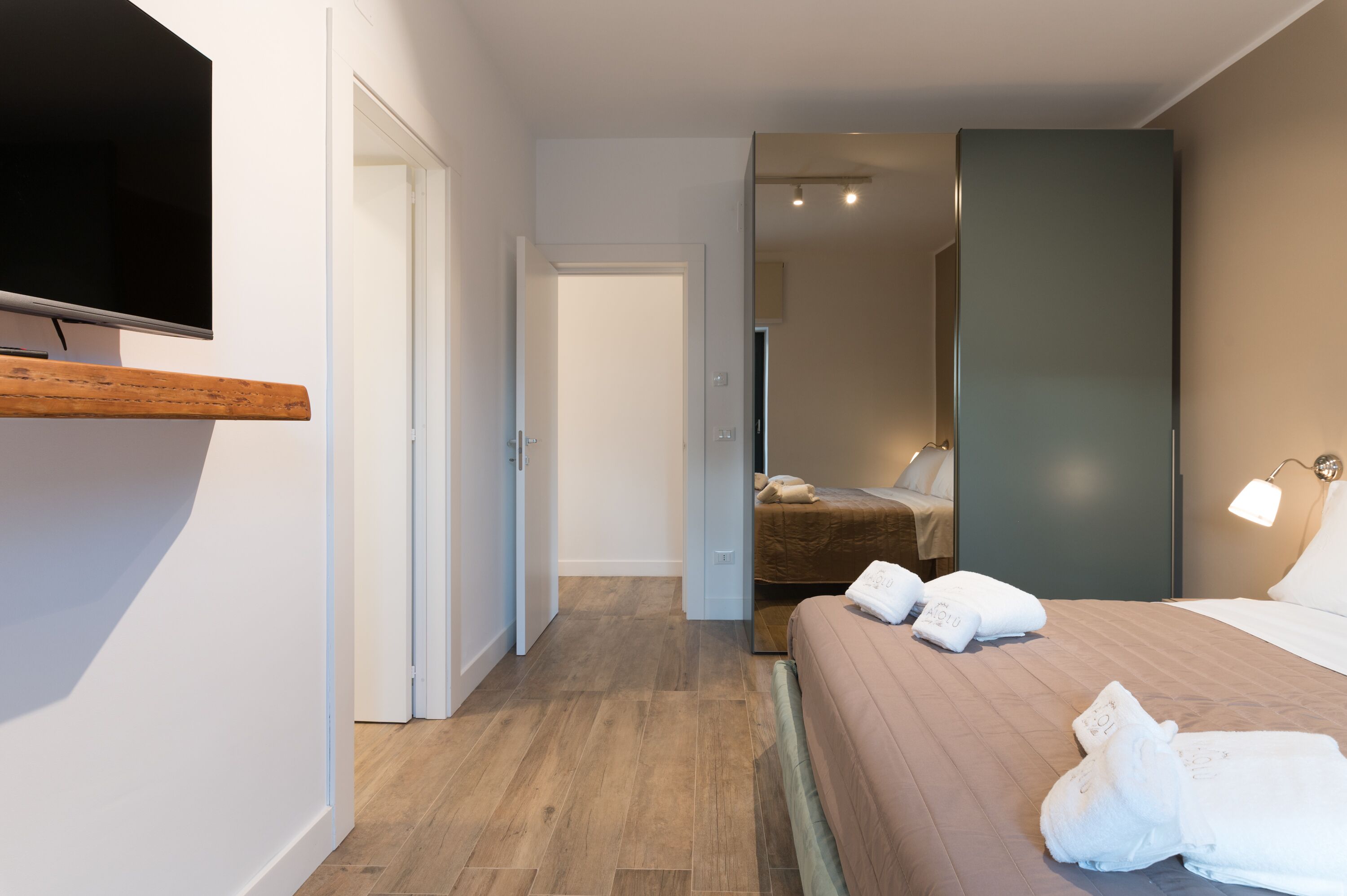 4 bedrooms, desk, iron/ironing board, travel crib