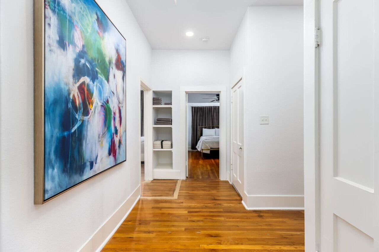 3 habitaciones, tabla de planchar con plancha y cuna de viaje 