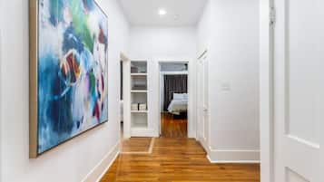3 habitaciones, tabla de planchar con plancha y cuna de viaje