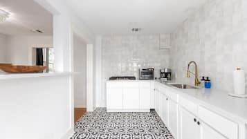 Cafetera y tetera, refrigerador y utensilios de cocina