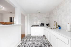 Fridge, coffee/tea maker, cookware/dishes/utensils - The French Riviera in San Antonio (San Antonio)