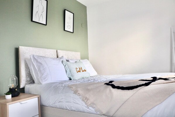 1 habitación, tabla de planchar con plancha, wifi gratis y ropa de cama