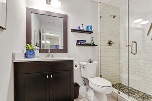 Douche, sèche-cheveux, serviettes fournies, savon