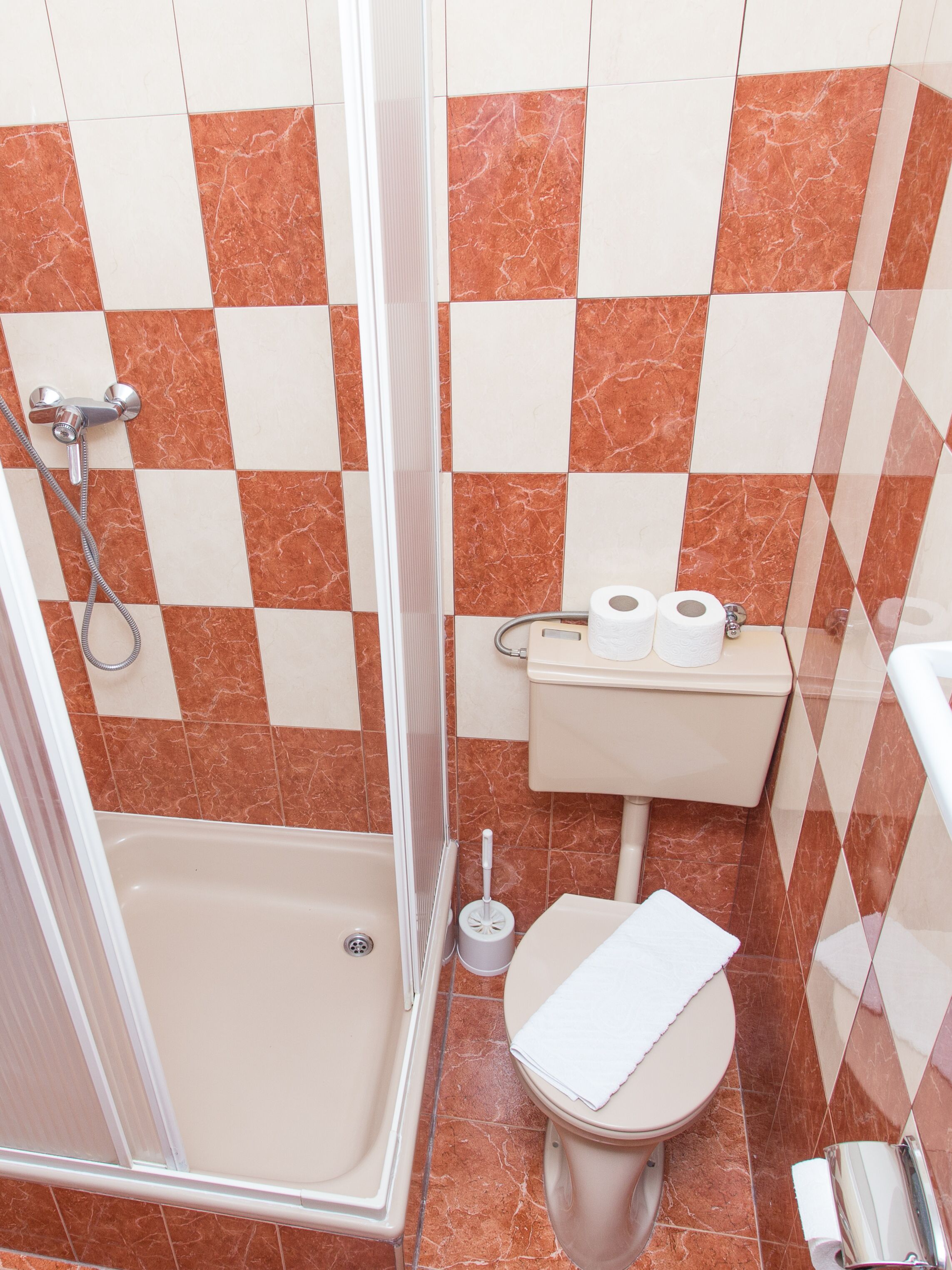 Ein Badezimmer mit Dusche, Toilette und Waschbecken.