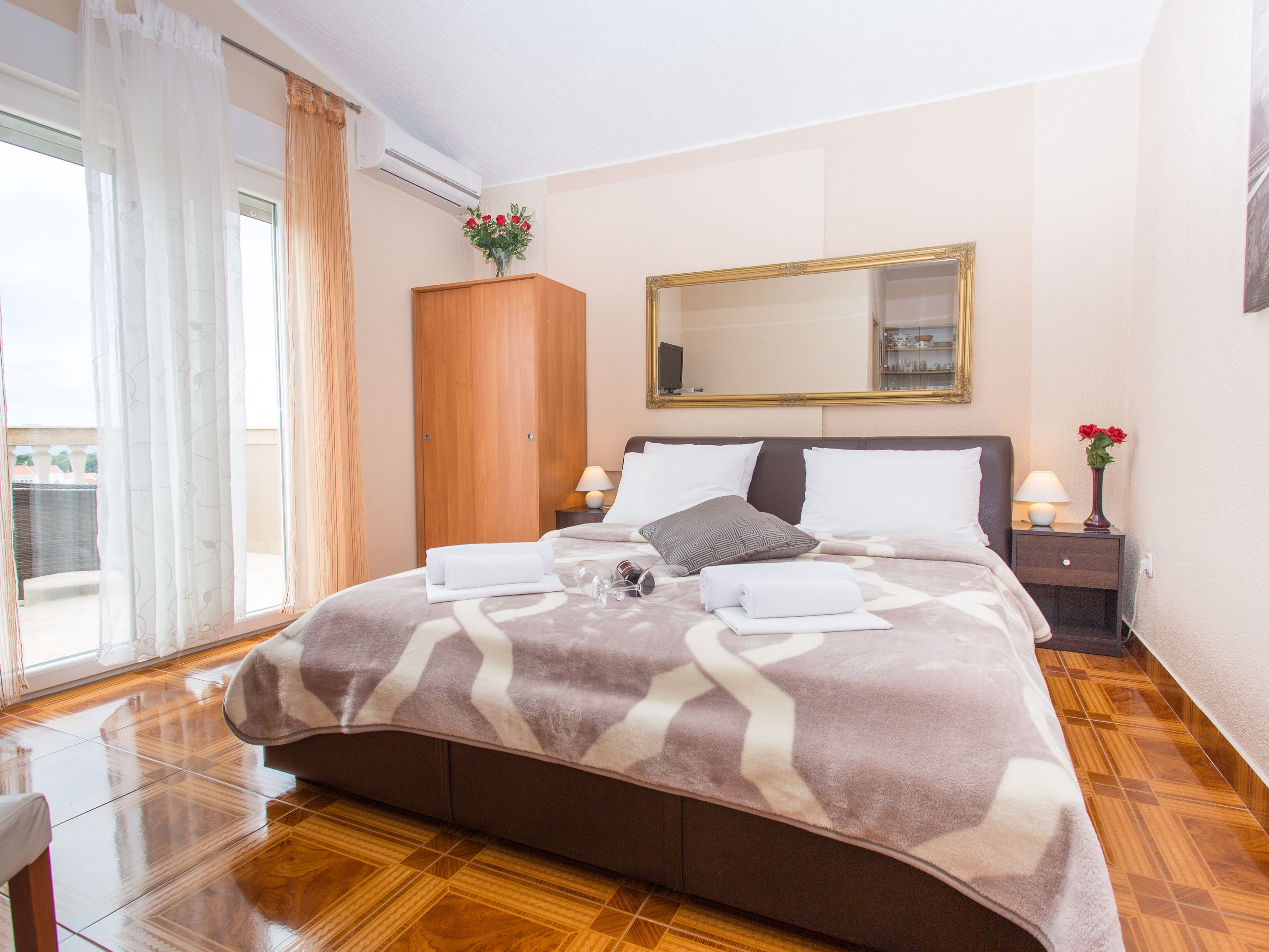 Estudio clásico, 1 cama de matrimonio grande, no fumadores, vistas al mar | Caja fuerte, sistema de insonorización, tabla de planchar con plancha