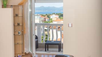 Estudio familiar, varias camas, no fumadores, vistas al mar | 1 dormitorio, caja fuerte, sistema de insonorización