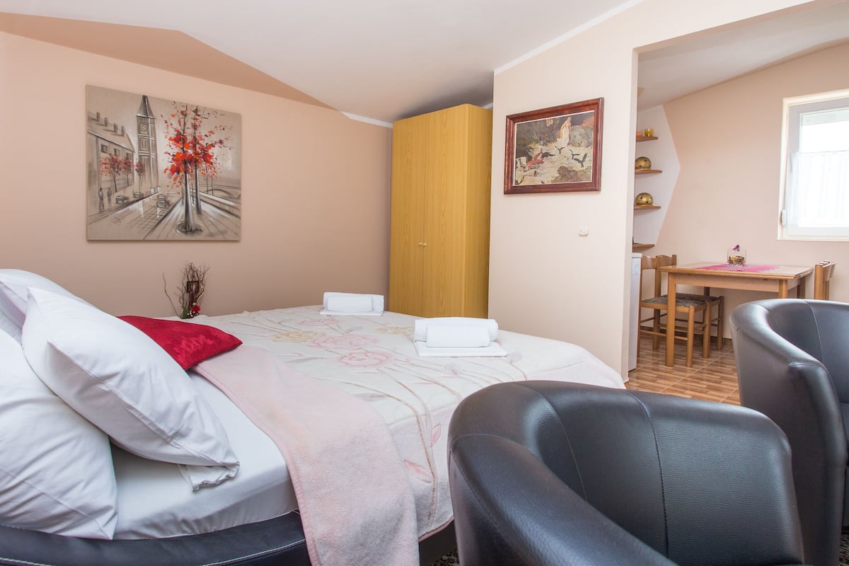 Ein Schlafzimmer mit einem Bett, einem Schreibtisch und einem Stuhl.