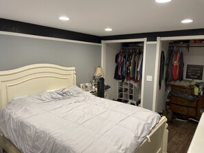 4 bedrooms, free WiFi, bed sheets - SOLAR ECLIPSE! Lodge on10ac open field. 4 bed, 1 bath. Family/Pet friendly (Poplar Bluff)