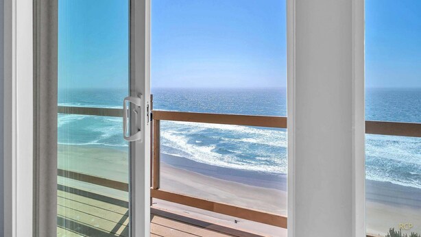 A balcony with a view of the ocean and beach. - Infinity View - Ocean Front (Lincoln City)