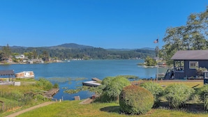 Vista su un lago con un molo, un piccolo edificio e una casa con molo.
