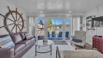 Televisión, chimenea, reproductor de DVD y libros