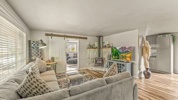 Televisie, een open haard, videospelletjes en tafelvoetbal