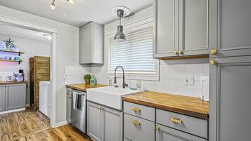 Een koelkast, een microgolfoven, een oven, een kookplaat