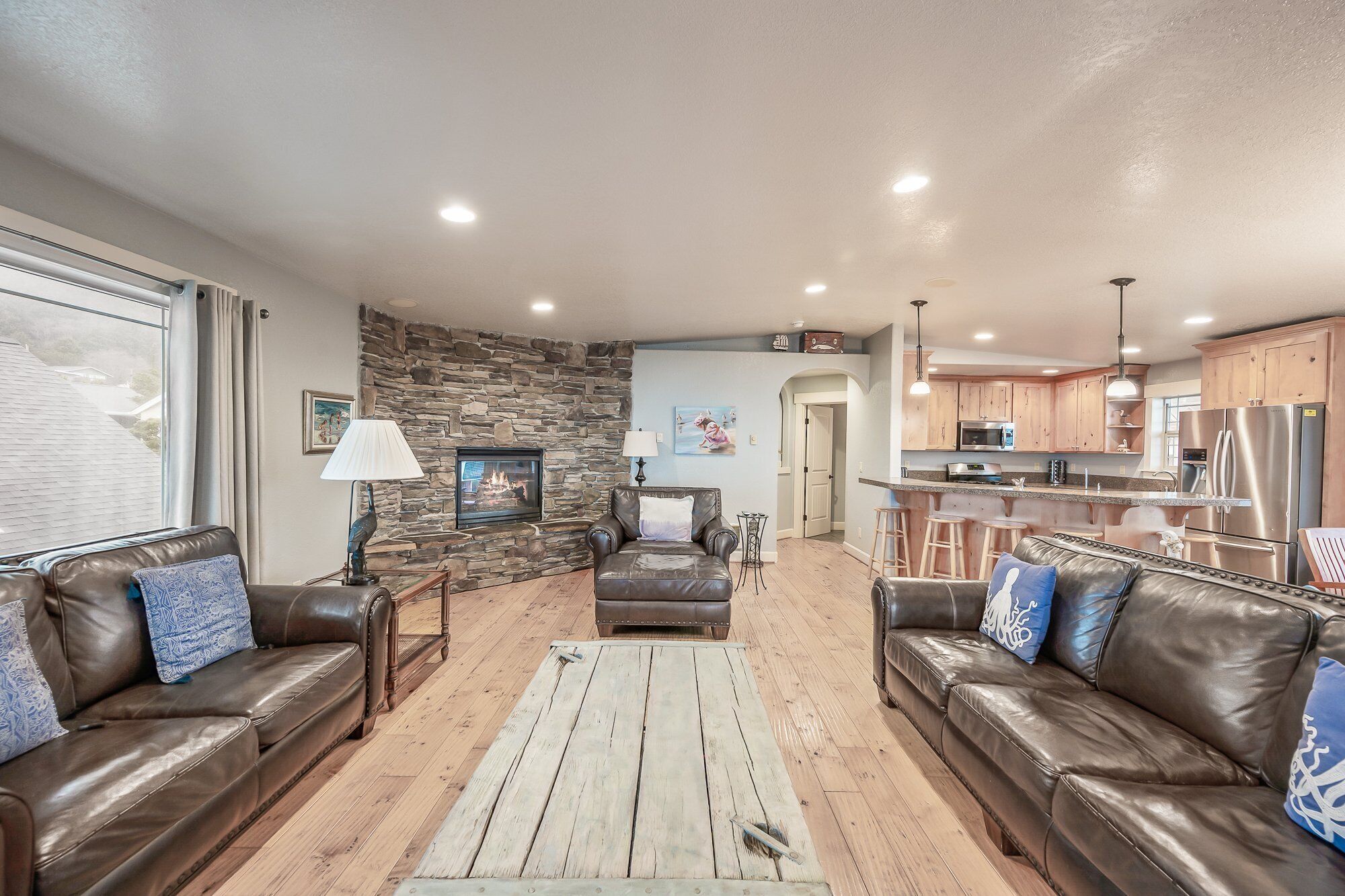 Televisie, een open haard, een dvd-speler en tafelvoetbal