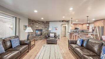 Televisie, een open haard, een dvd-speler en tafelvoetbal