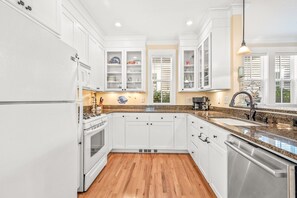 冷蔵庫、電子レンジ、オーブン、コンロ