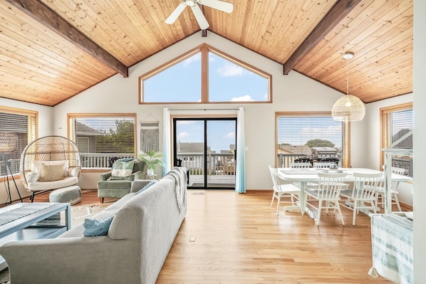 TV, fireplace, DVD player, books - Salt & Serenity - Walk to the Beach (Lincoln City)