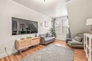 Fernseher, Kamin, DVD-Player