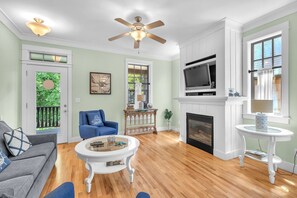 Fernseher, Kamin, DVD-Player