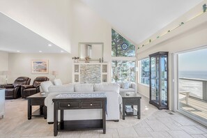 Fernseher, Kamin, Tischfußball, Tischtennisplatte