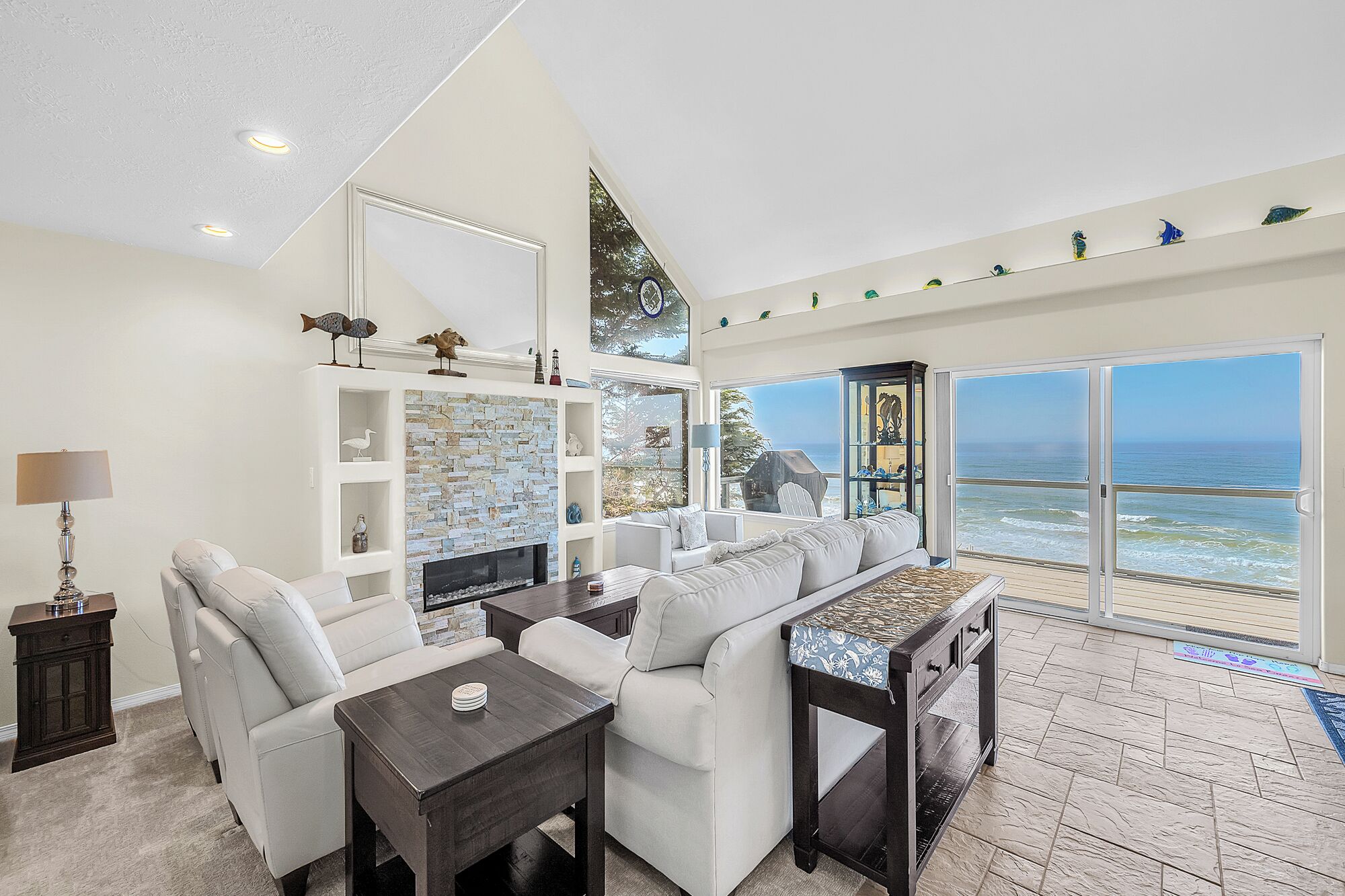 テレビ、暖炉、テーブルサッカー台、卓球台