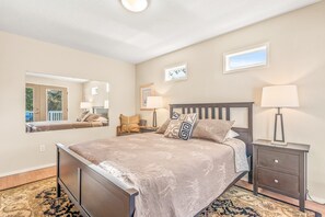 3 bedrooms, WiFi, bed sheets - Surf Song - Walk to the Beach (Lincoln City)