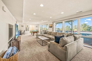 TV, video games, DVD player, video library - The Flip Flop Inn - Walk to the Beach (Lincoln City)