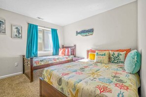 4 bedrooms, iron/ironing board, travel crib, WiFi - The Flip Flop Inn - Walk to the Beach (Lincoln City)