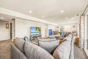 Téléviseur, jeux vidéo, lecteur de DVD, sélection de films