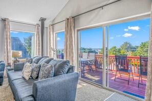 TV, video games, DVD player, video library - The Flip Flop Inn - Walk to the Beach (Lincoln City)