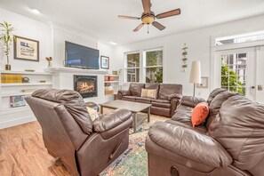 Télévision, cheminée, lecteur de DVD, baby-foot