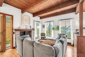 テレビ、暖炉、テレビゲーム、書庫