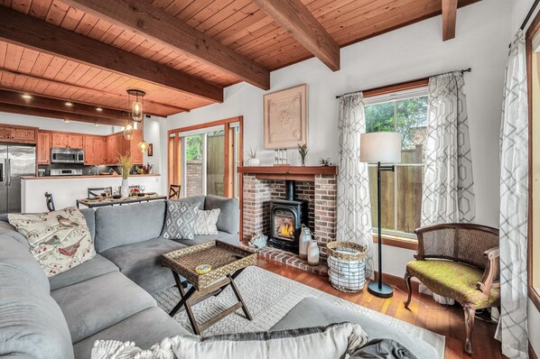 テレビ、暖炉、テレビゲーム、書庫