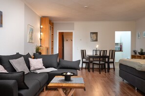 TV, bøker og stereoanlegg