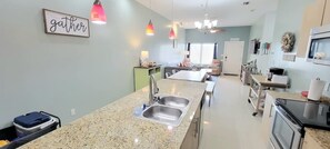 Réfrigérateur, micro-ondes, four, lave-vaisselle