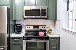 Refrigerador, microondas, horno y parrilla de estufa 