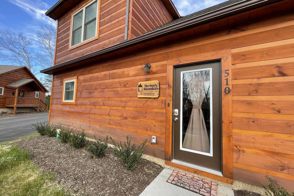 2 Separate Cabins Next Door LOADED for Families
